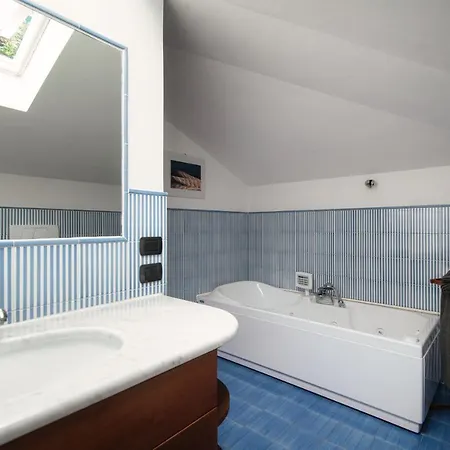 Lejlighed I D'a Charming Penthouse - View- Como- House-130 Mt-2 Double Bedrooms And 2 Double Bathrooms A Spacious Living Room-full Equipped Kitchen-private Garden And Terrace-private Covered Parking