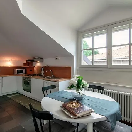 Lejlighed I D'a Charming Penthouse - View- Como- House-130 Mt-2 Double Bedrooms And 2 Double Bathrooms A Spacious Living Room-full Equipped Kitchen-private Garden And Terrace-private Covered Parking