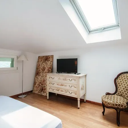 Lägenhet I D'a Charming Penthouse - View- Como- House-130 Mt-2 Double Bedrooms And 2 Double Bathrooms A Spacious Living Room-full Equipped Kitchen-private Garden And Terrace-private Covered Parking *
