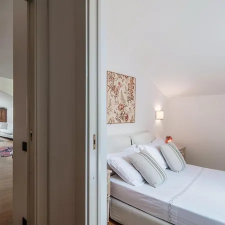 I D'a Charming Penthouse - View- Como- House-130 Mt-2 Double Bedrooms And 2 Double Bathrooms A Spacious Living Room-full Equipped Kitchen-private Garden And Terrace-private Covered Parking Lägenhet Como