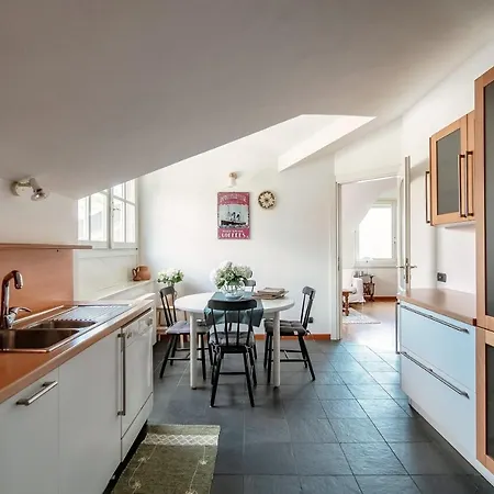 Апартаменты I D'a Charming Penthouse - View- Como- House-130 Mt-2 Double Bedrooms And 2 Double Bathrooms A Spacious Living Room-full Equipped Kitchen-private Garden And Terrace-private Covered Parking Комо